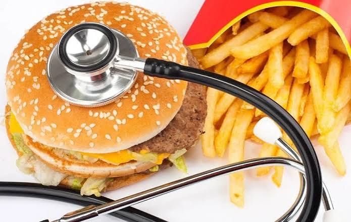 رابطه مستقیم ۱۰۰ گرم فست‌فود با زوال سلامت